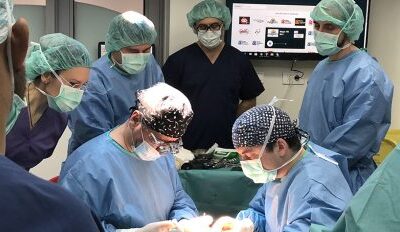 Echipa multidisciplinară a Clinicii Zetta a realizat o intervenție de înlocuire a unui os necrozat al mâinii cu o proteză de ultimă generație din pyrocarbon