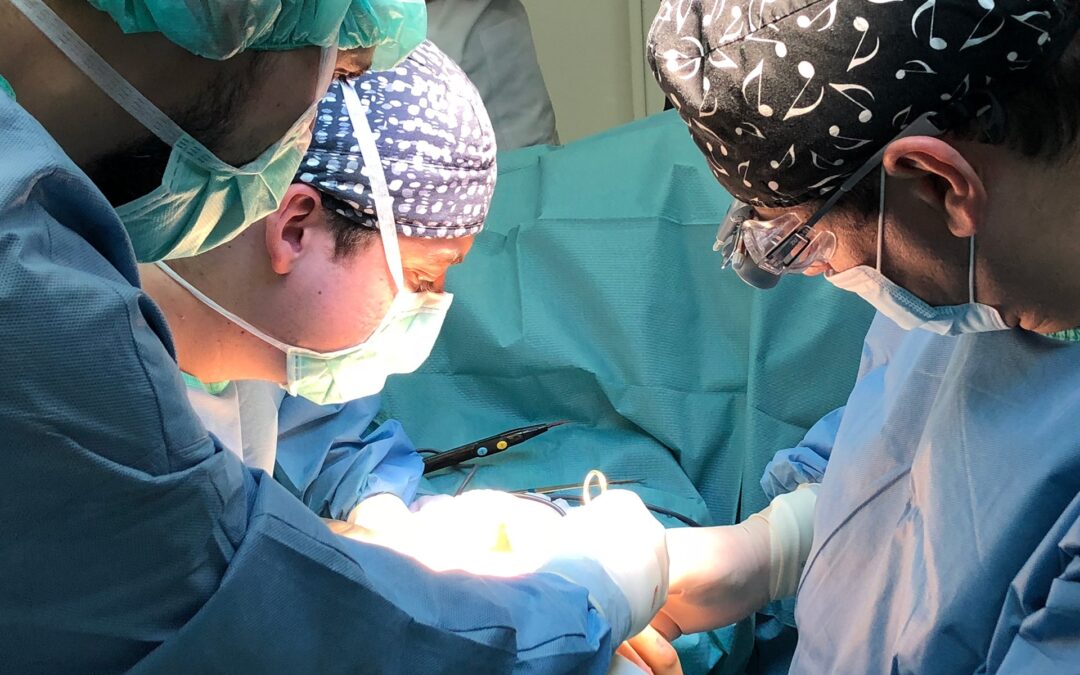 Prima intervenţie de înlocuire a unui os necrozat al mâinii cu o proteză de ultimă generaţie, în România