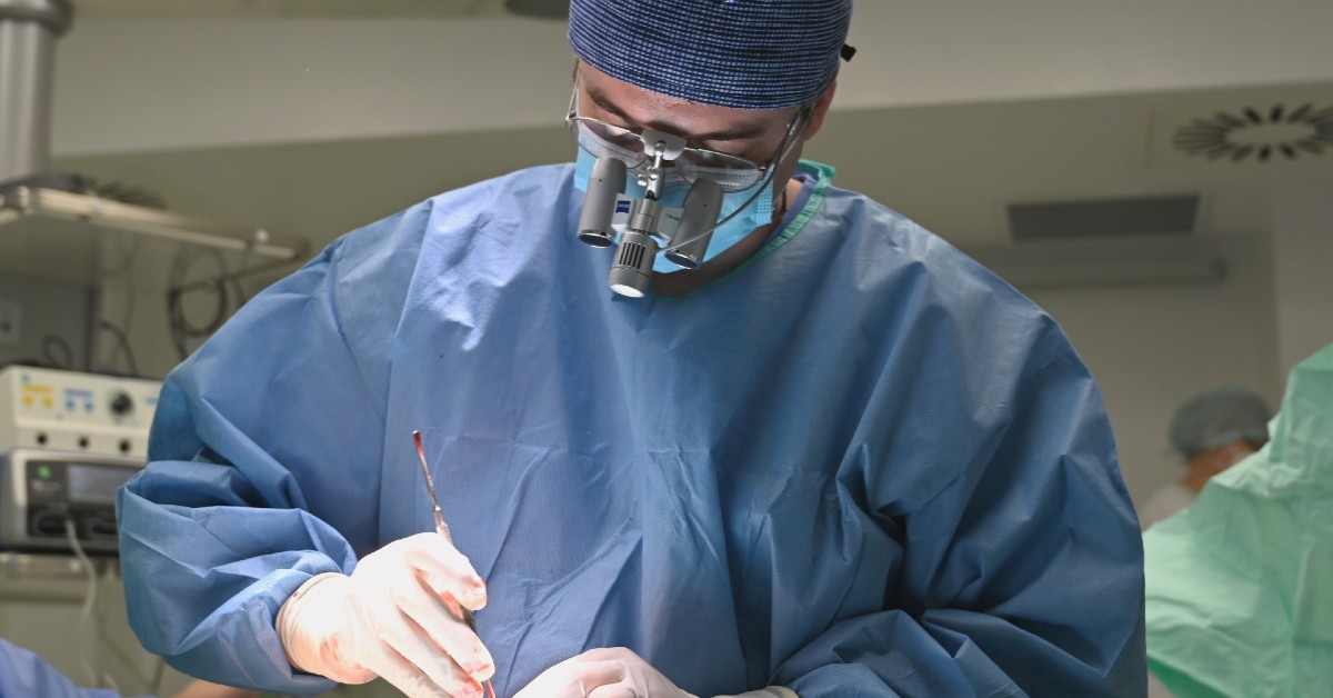 medic efectuand o operatie de tunel carpian |Zetta